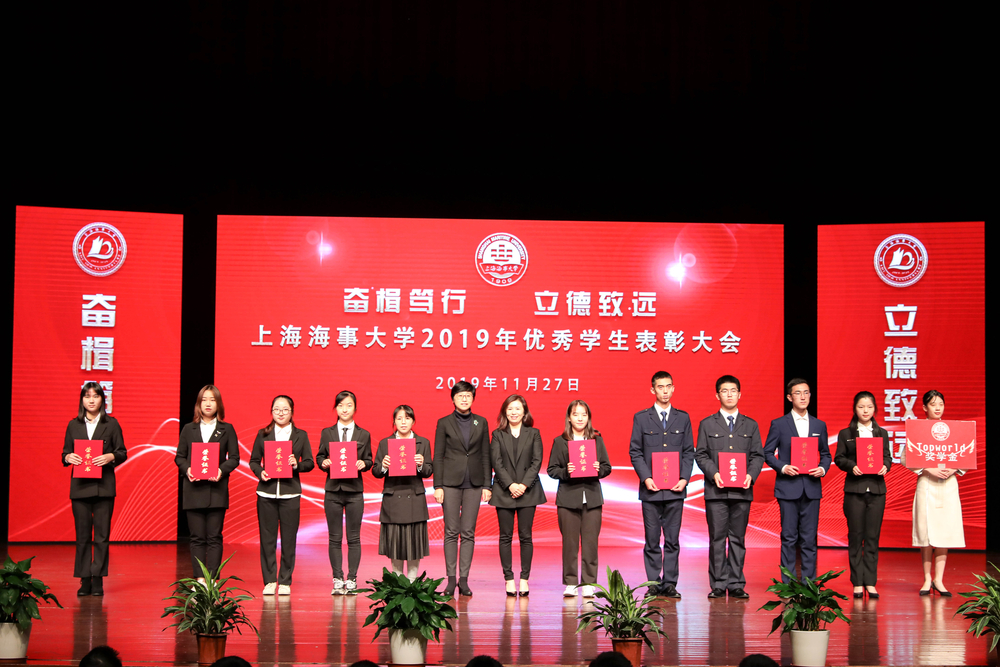 黨委副書記賀莉與企業(yè)代表共同為獲得企業(yè)獎學(xué)金的學(xué)生頒獎