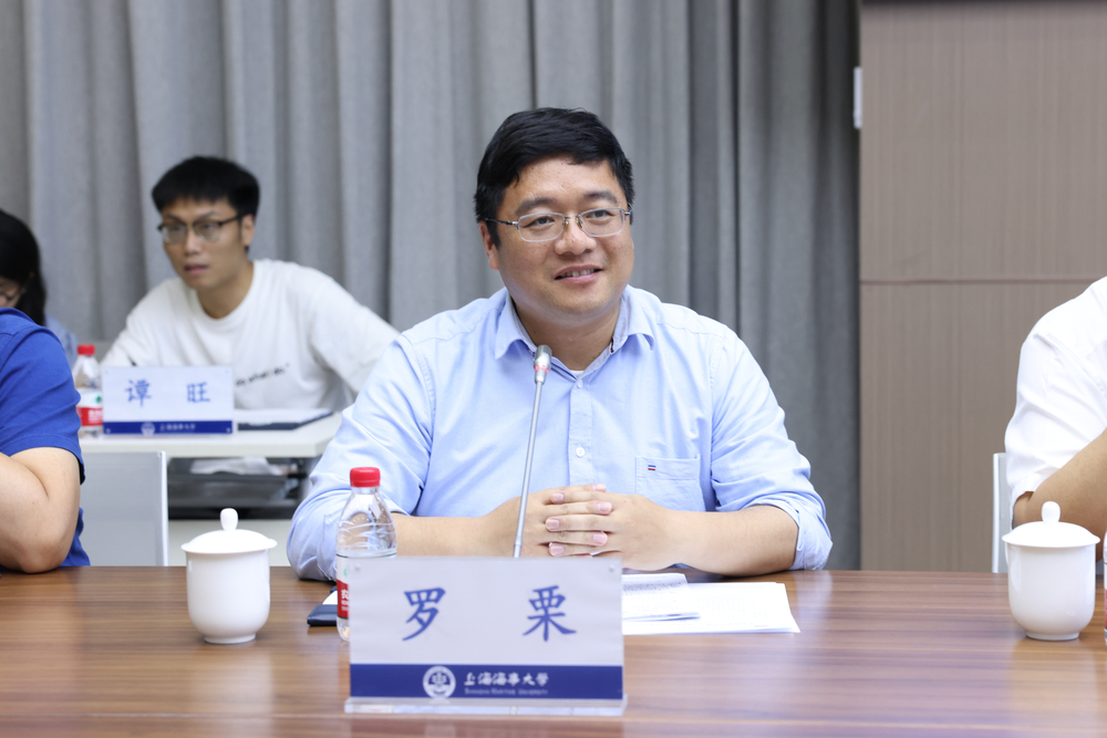 華東師范大學數學科學學院副院長羅栗教授在研討會上發言