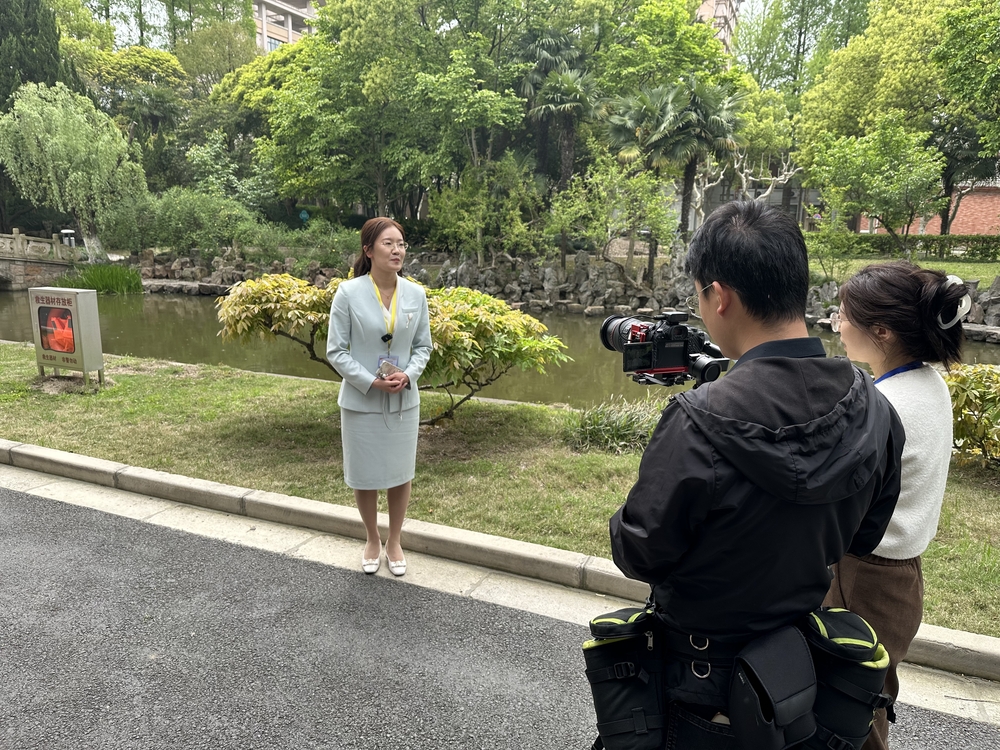 理學(xué)院李青老師接受采訪