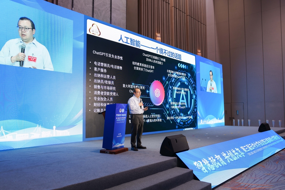 上海市教委高教處處長楊頡作主旨報告