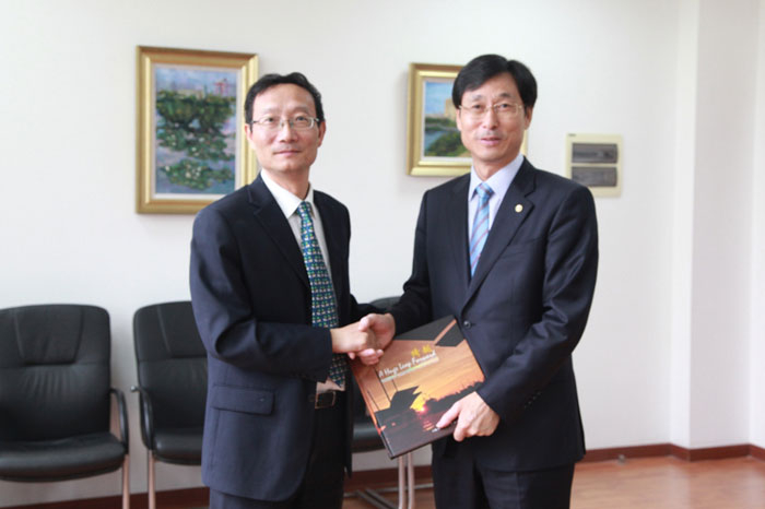 黃有方校長向Park Han-il校長贈送學校畫冊 