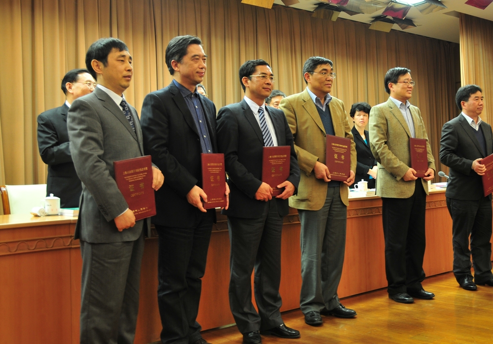 市委副書記、市長楊雄為我校市決策咨詢研究成果獎一等獎獲得者胡正良教授（左三）頒獎