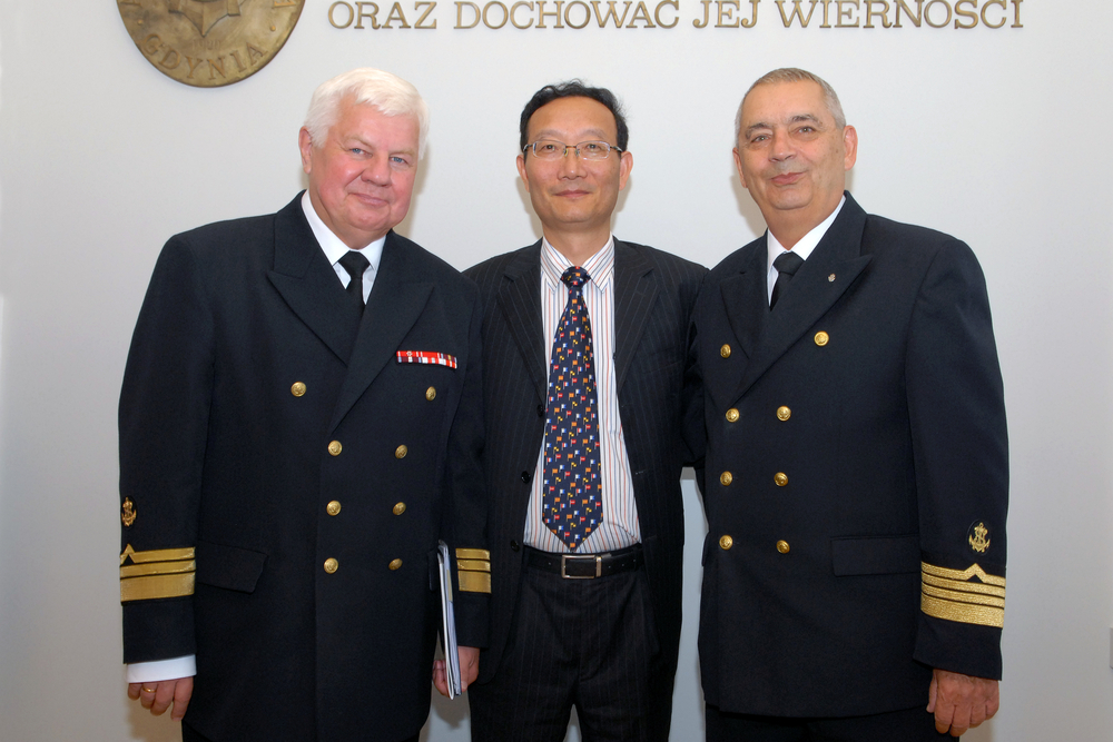 與波蘭格丁尼亞海事大學(xué)校長(zhǎng)Mr.Piotr Jedrzejiowicz（右）、副校長(zhǎng) prof. Janusz Mindykowski（左）交流