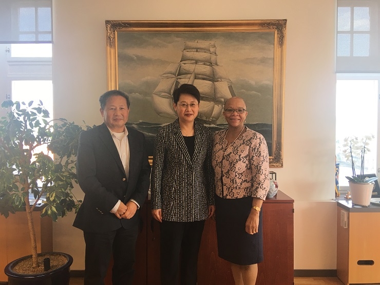 門妍萍副書記與世界海事大學校長Cleopatra Doumbia-Henry博士、副校長馬碩教授合影