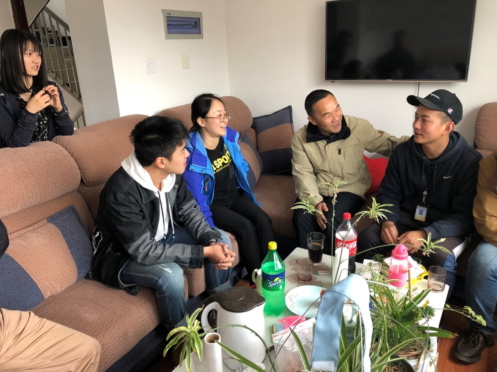 王海威到我校西藏基層就業畢業生宿舍了解日常生活