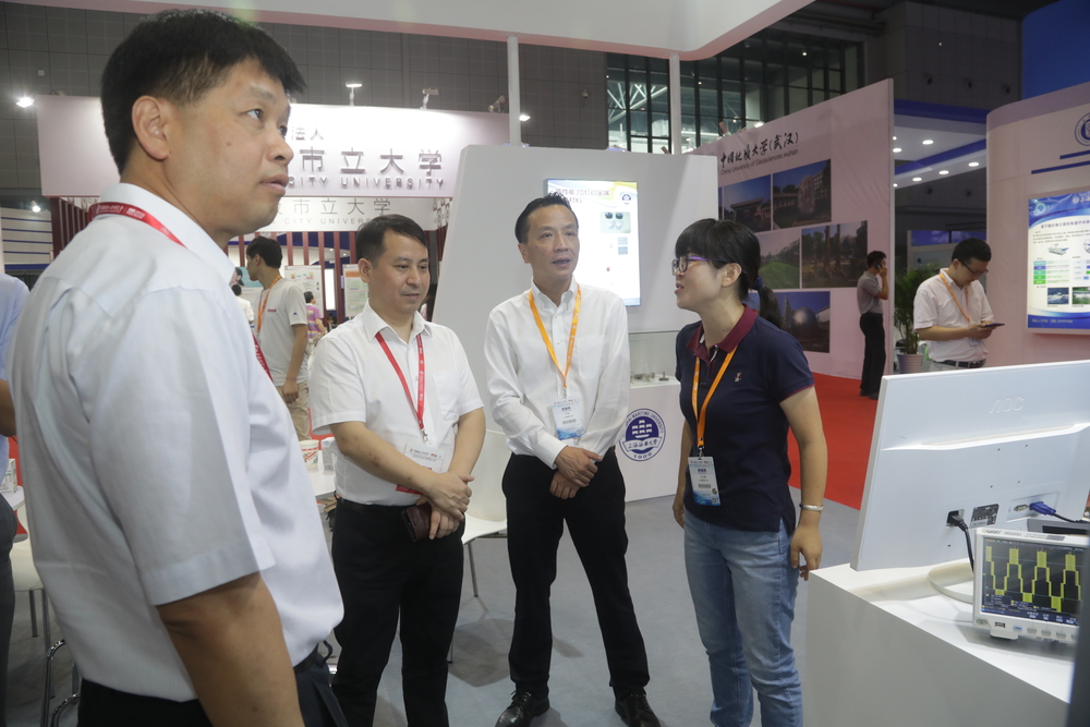 教育部科技發展中心主任羅方述、副主任劉紅斌參觀我校展區