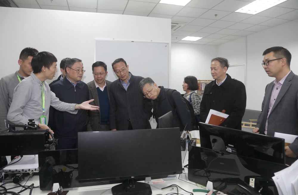 成旦紅副書記一行參觀石中偉同學(xué)的公司