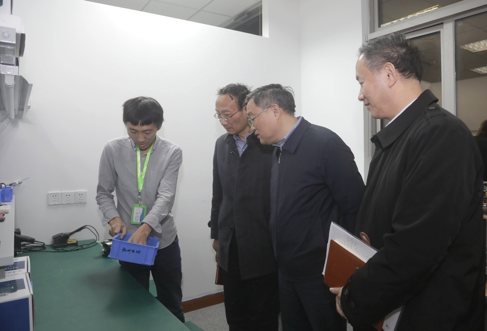 成旦紅副書記一行參觀石中偉同學(xué)的公司