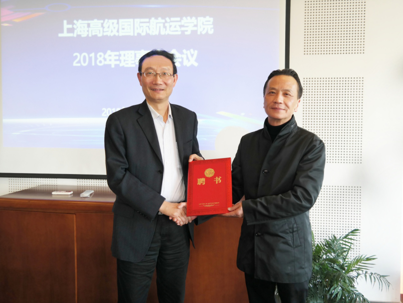 理事會副理事長黃有方向嚴(yán)偉副校長頒發(fā)聘書