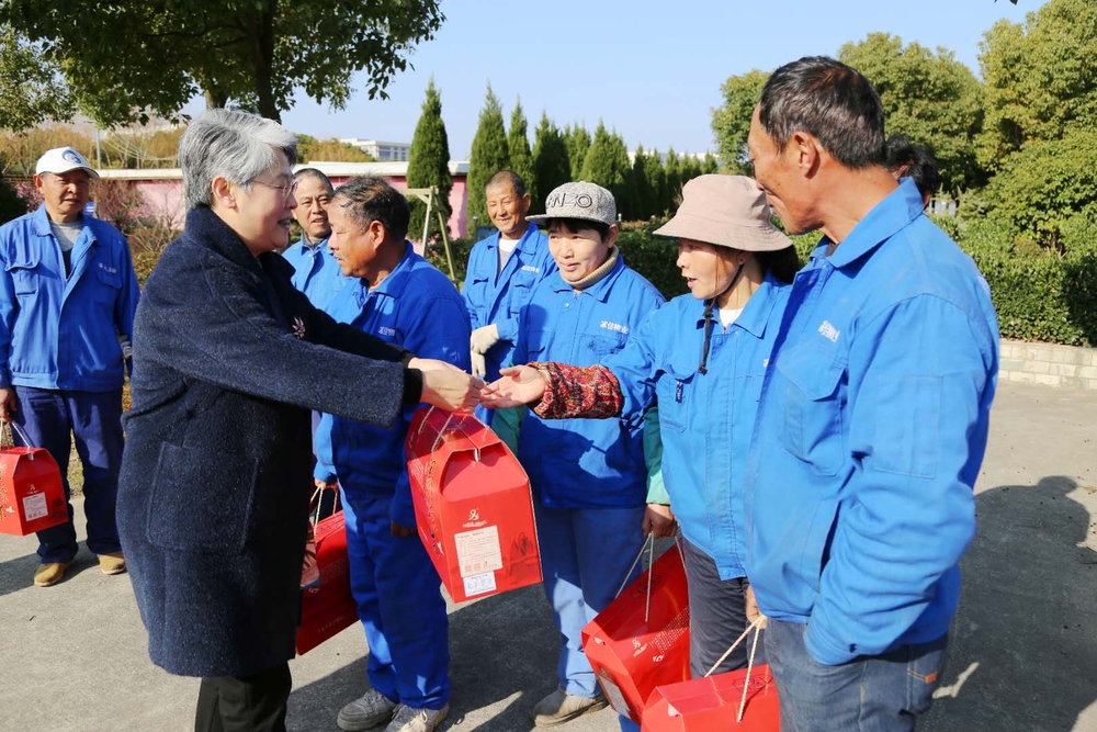 門妍萍副書記慰問產業聯合工會員工