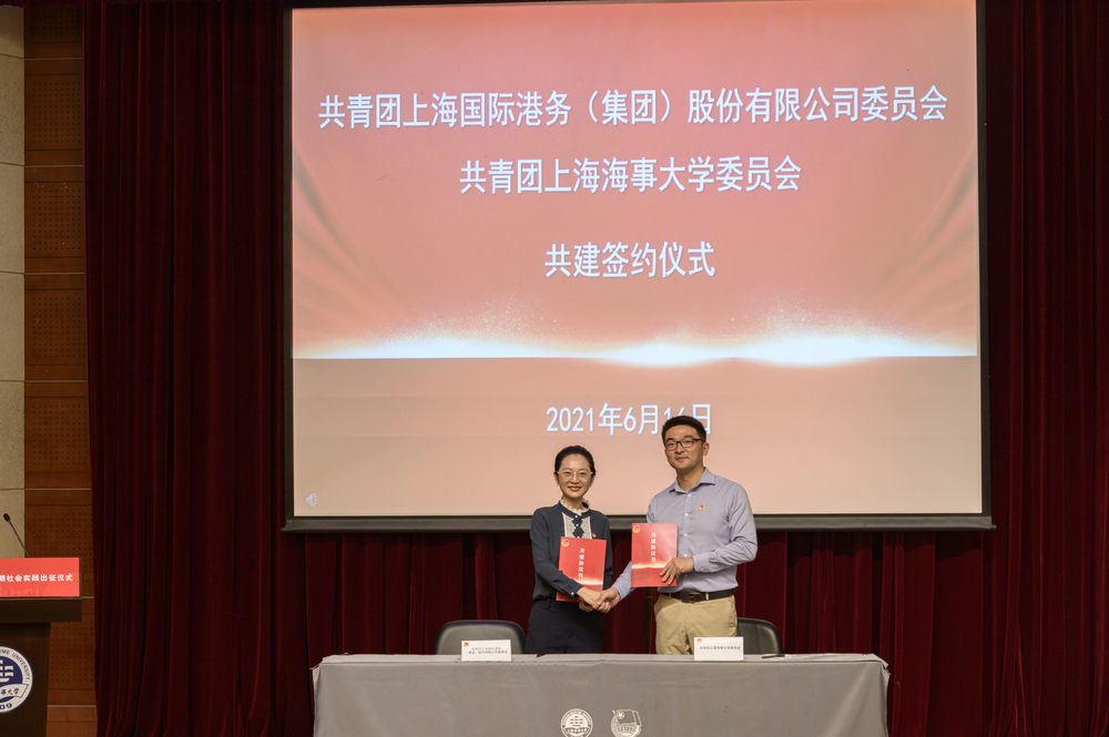 李佳璽與梁亮代表雙方簽訂共建協(xié)議