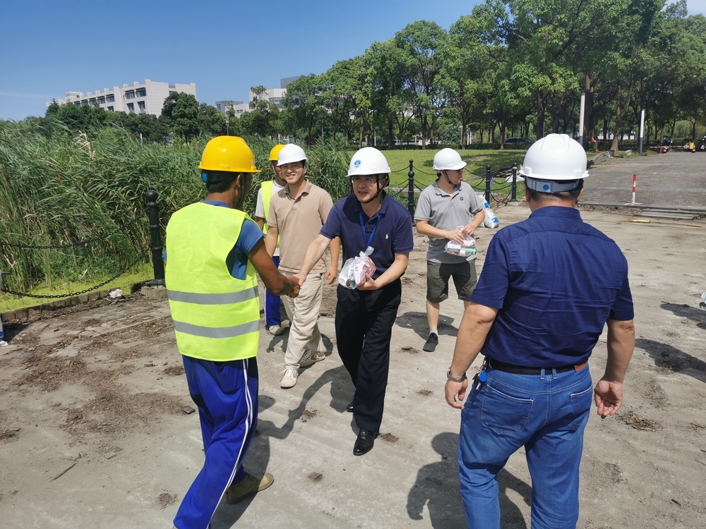 看望圖書館及河道防腐木維修改造工程一線建設(shè)者
