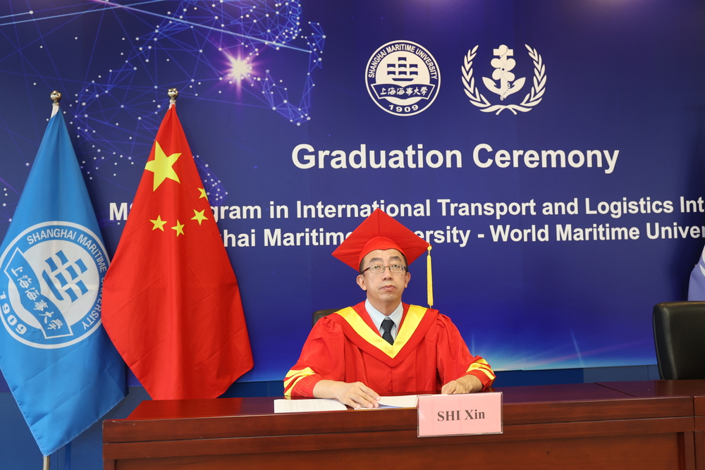 我校副校長施欣出席并主持畢業典禮