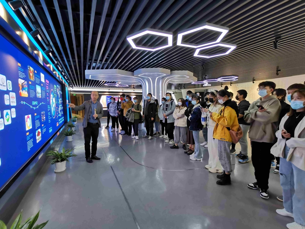 學(xué)生前往“企業(yè)家輔導(dǎo)員”所在公司開展企業(yè)認知實習