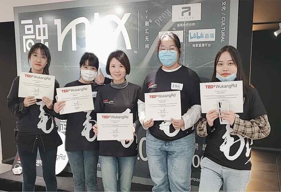 “企業(yè)家輔導(dǎo)員”與學(xué)生共同參加志愿者活動