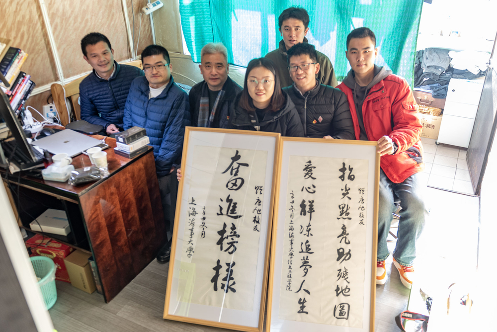 胡志武書記代表學校向唐旭校友贈送書法作品