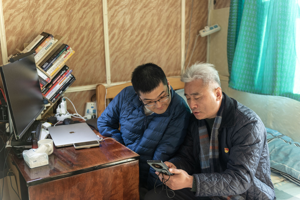 胡志武書記與唐旭校友親切交流