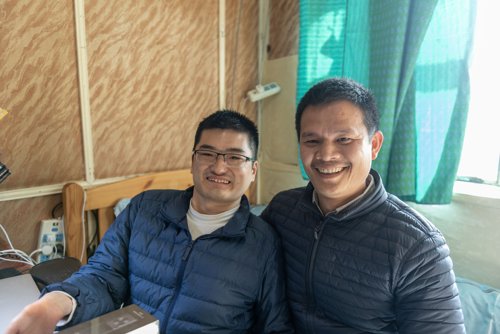 唐旭與在校期間輔導員李吉彬合影