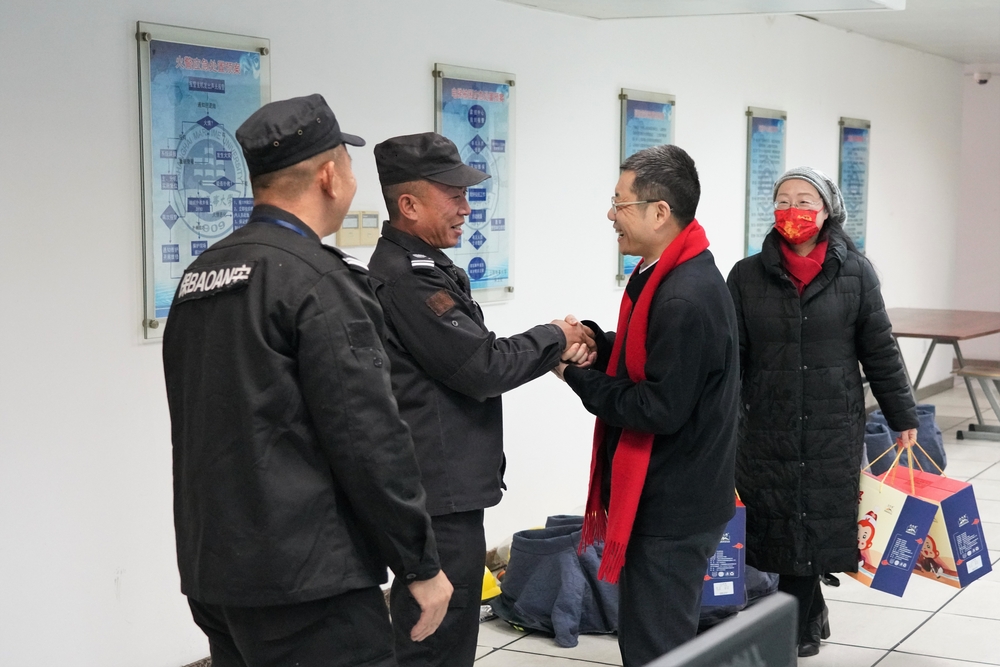 陸靖向值班保安隊員致以春節慰問