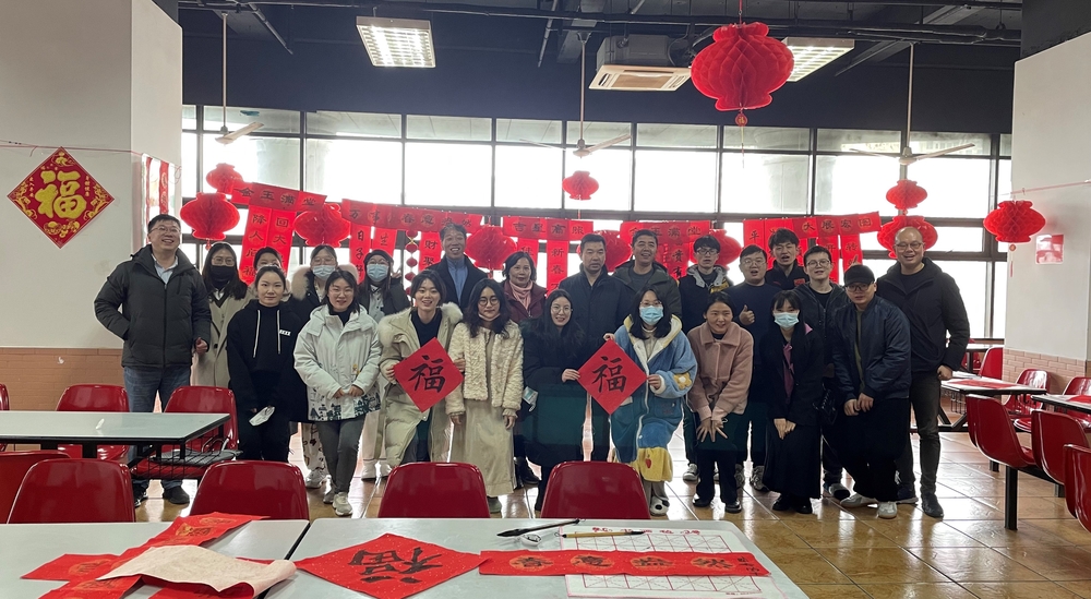 李志鵬與高恒大廈留校師生合影