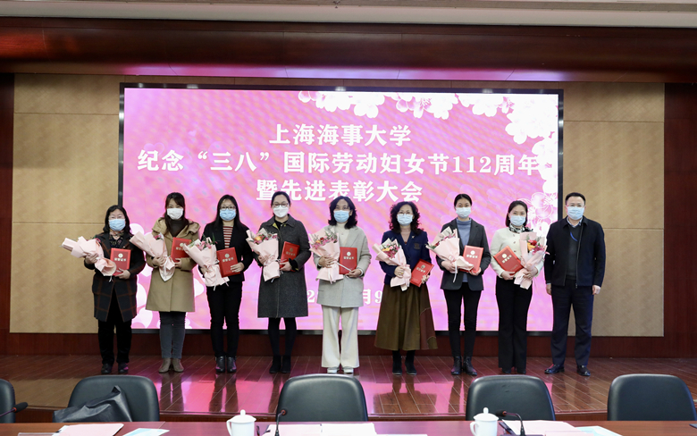 栗建華副校長(zhǎng)為上海海事大學(xué)比翼雙飛模范佳侶頒獎(jiǎng)