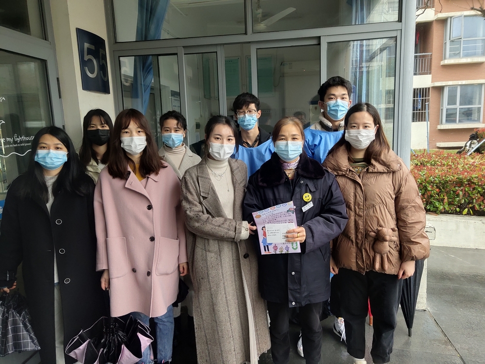 同學(xué)們向宿管工作人員送上感謝信