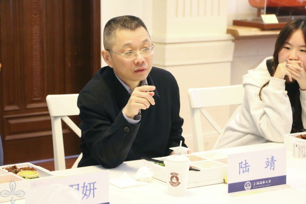 陸靖校長與學(xué)生交流