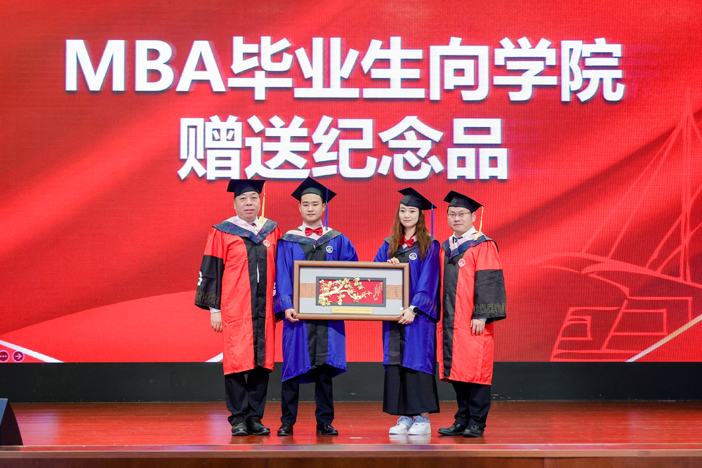 學員向學院贈送紀念品