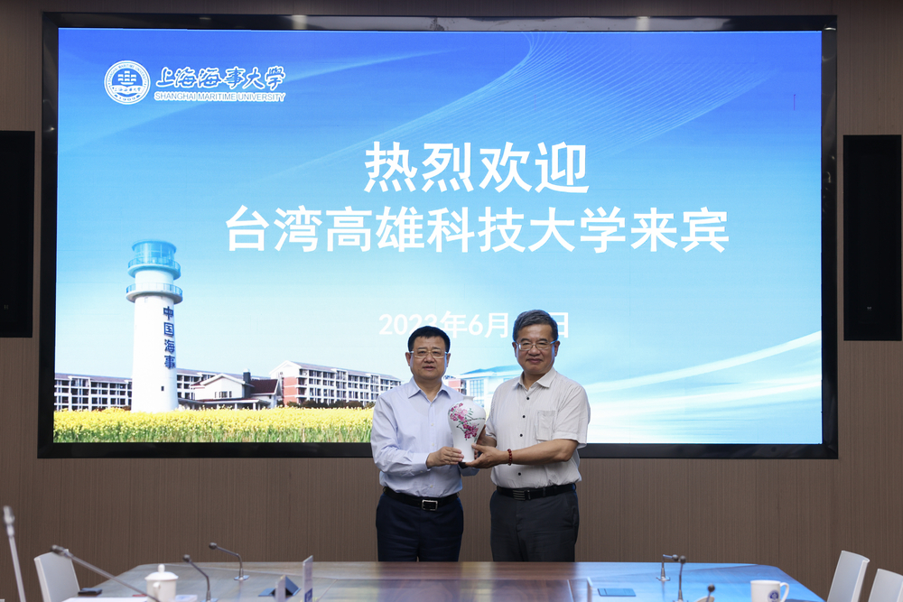 宋寶儒書記與楊慶煜校長互贈紀念品