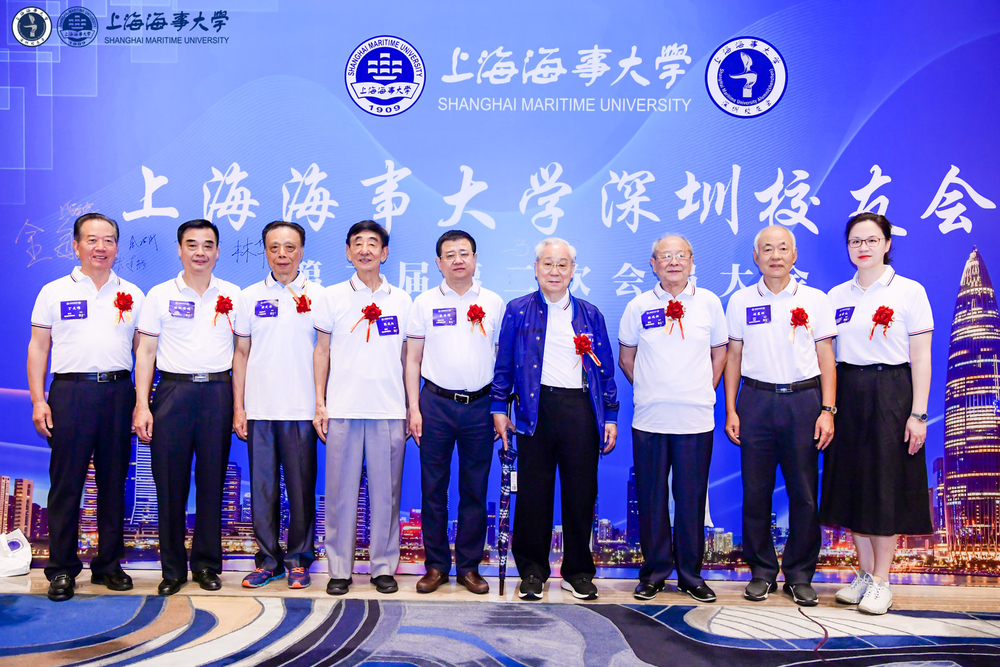 與老校友代表合影