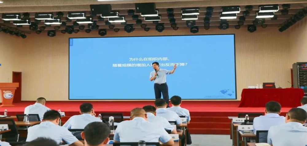 經(jīng)濟(jì)管理學(xué)院副院長於軍教授授課