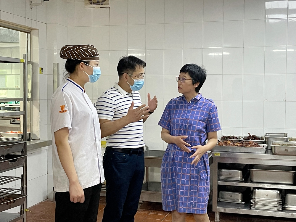 賀莉副書記慰問暑期堅守崗位的教職員工