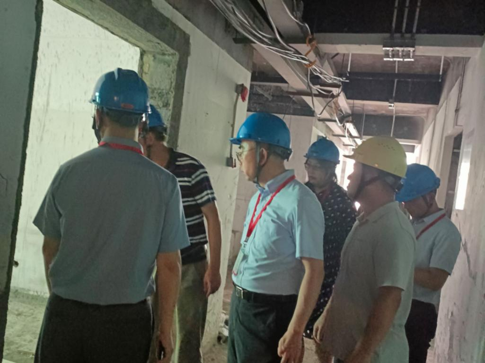 檢查學生公寓改造工地