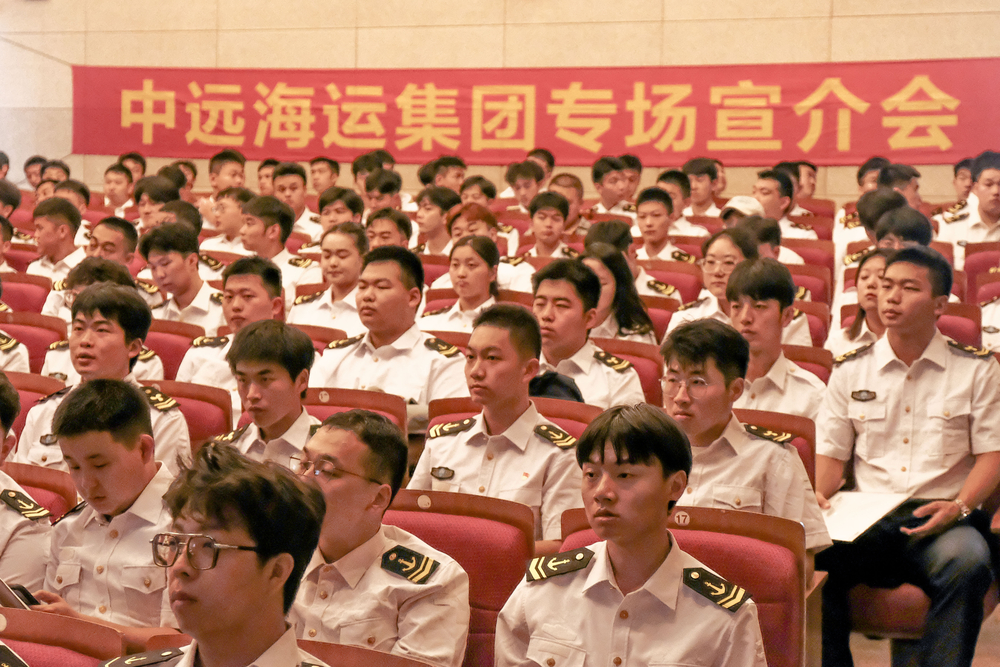 2024屆航海類畢業生認真聆聽