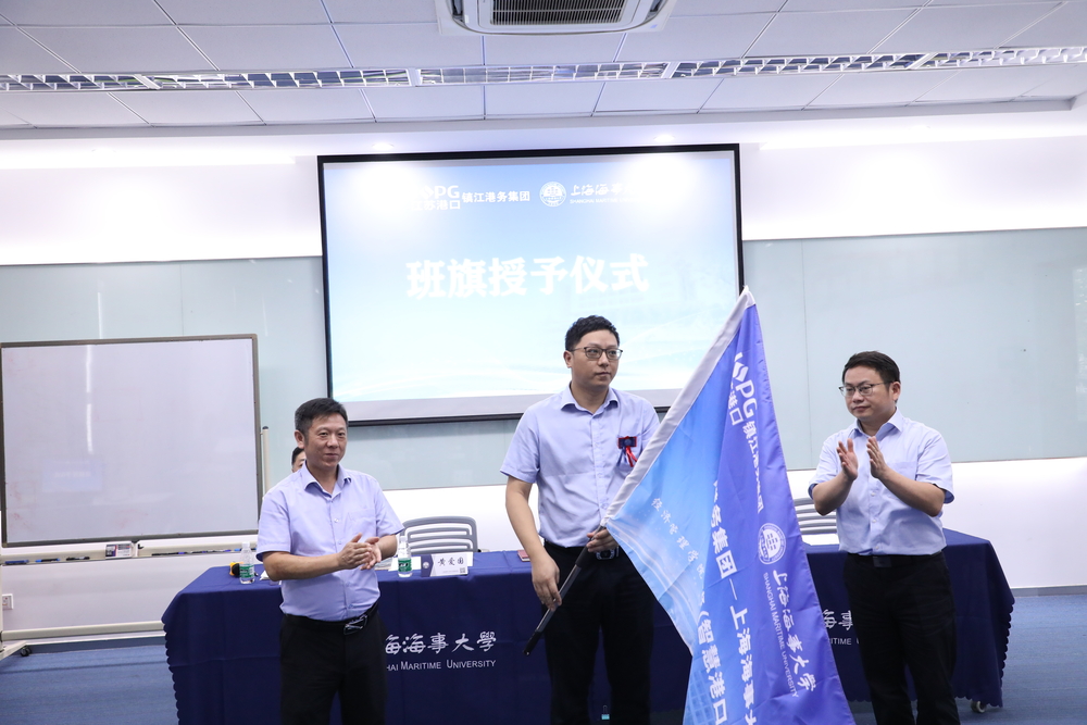 圖片5：黃愛國部長、吳先華院長向學員代表王飛授予班旗