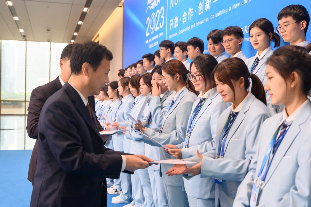 上海市交通委員會黨組成員、副主任葉興慰問志愿者為志愿者們頒發證書