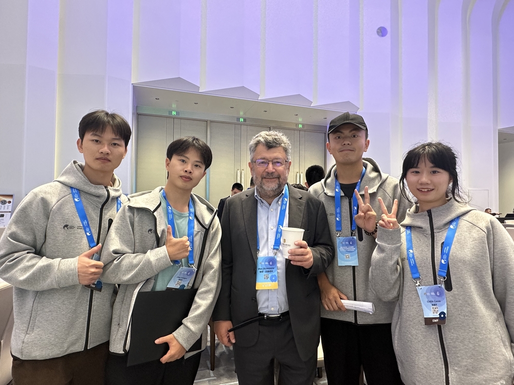 與科學(xué)家合影