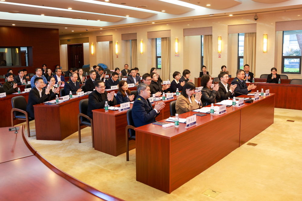 校領導為新聘任高級專業技術職務的教師頒發聘書