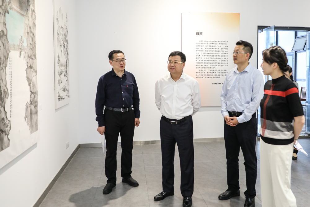 參觀展覽現(xiàn)場