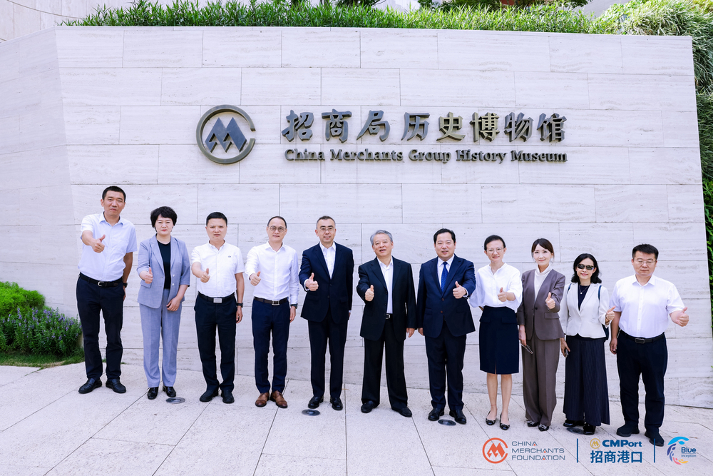 嚴大龍與各校領導、嘉賓在招商局慈善基金會黃奕秘書長陪同下參觀招商局歷史博物館