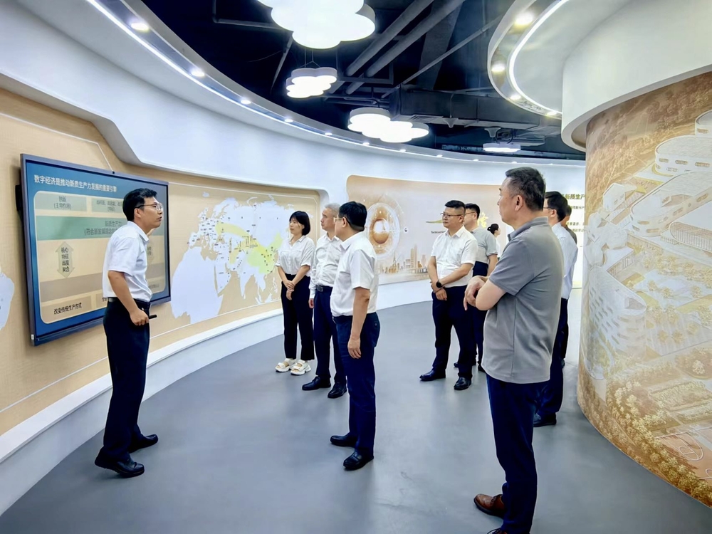 李啟明（左一）介紹工作情況