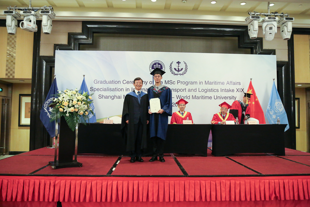 世界海事大學副校長文成赫宣布優(yōu)秀學員并頒發(fā)證書