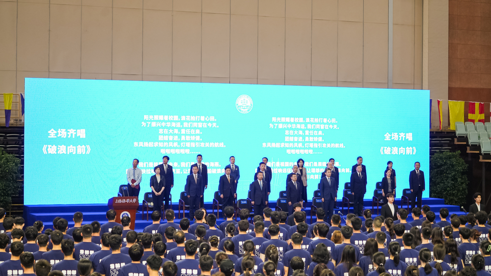 全場齊唱校歌