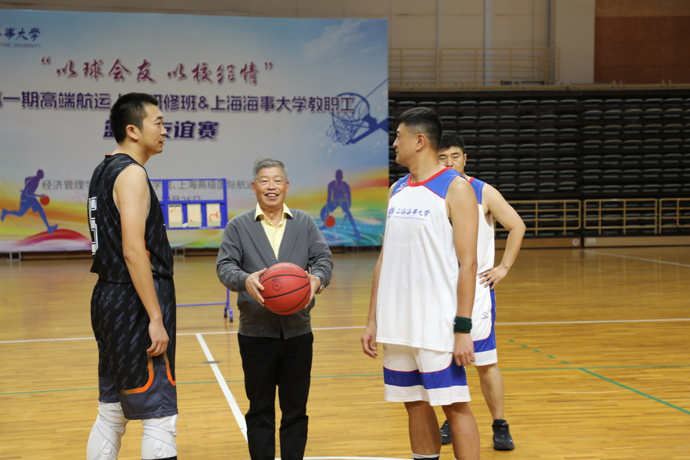 學校原副校長肖寶家開球