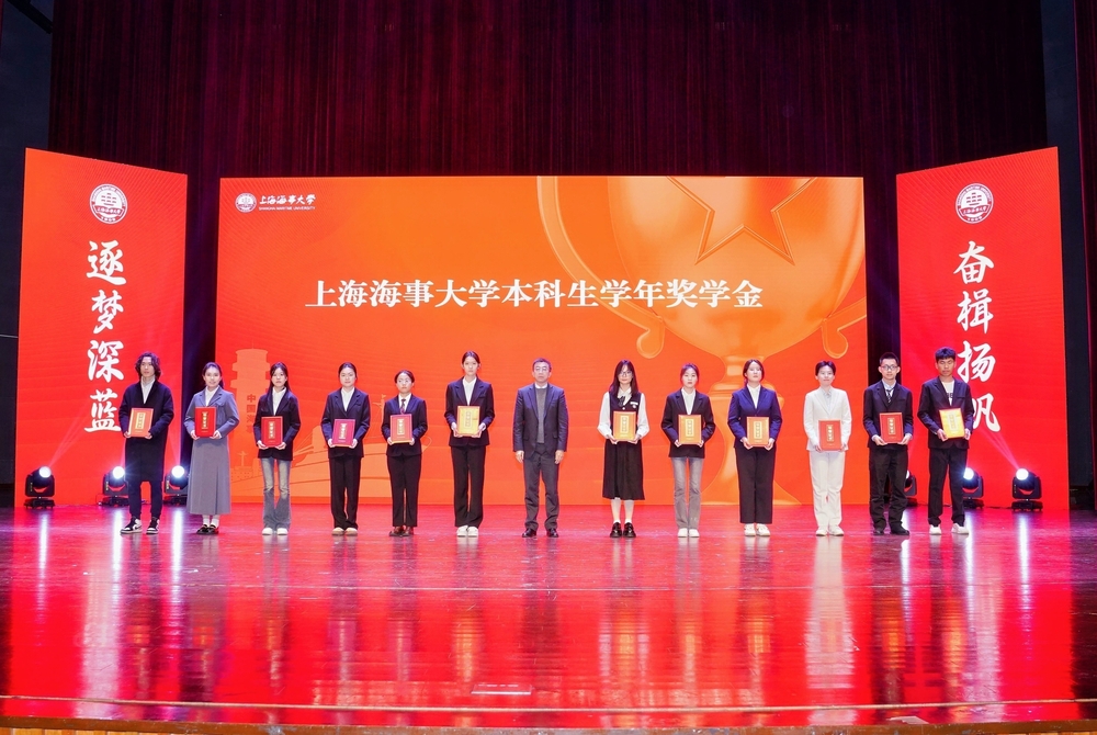 副校長施欣頒發校內獎學金