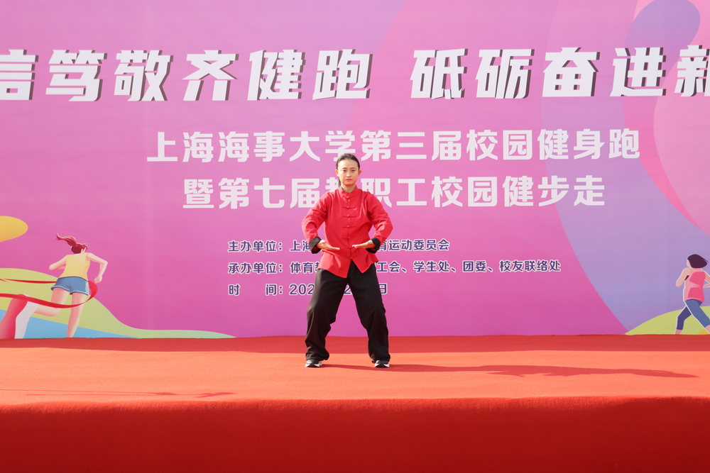 體育教學(xué)部青年教師徐海鳳帶領(lǐng)熱身 
