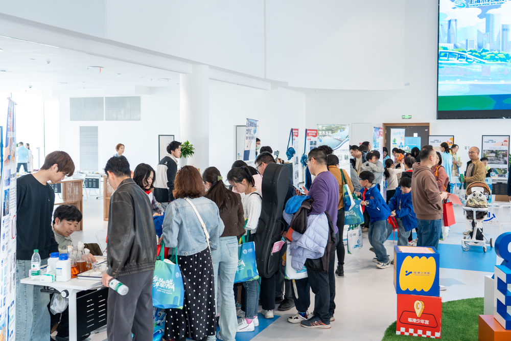 科普攤位吸引大量市民駐足