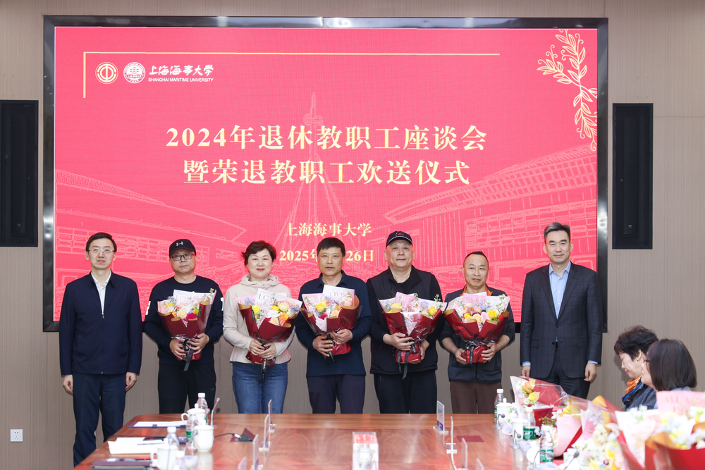 校領導向與會榮休教職工贈送鮮花