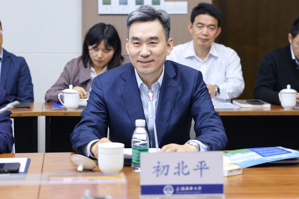 初北平校長介紹學校科技工作情況
