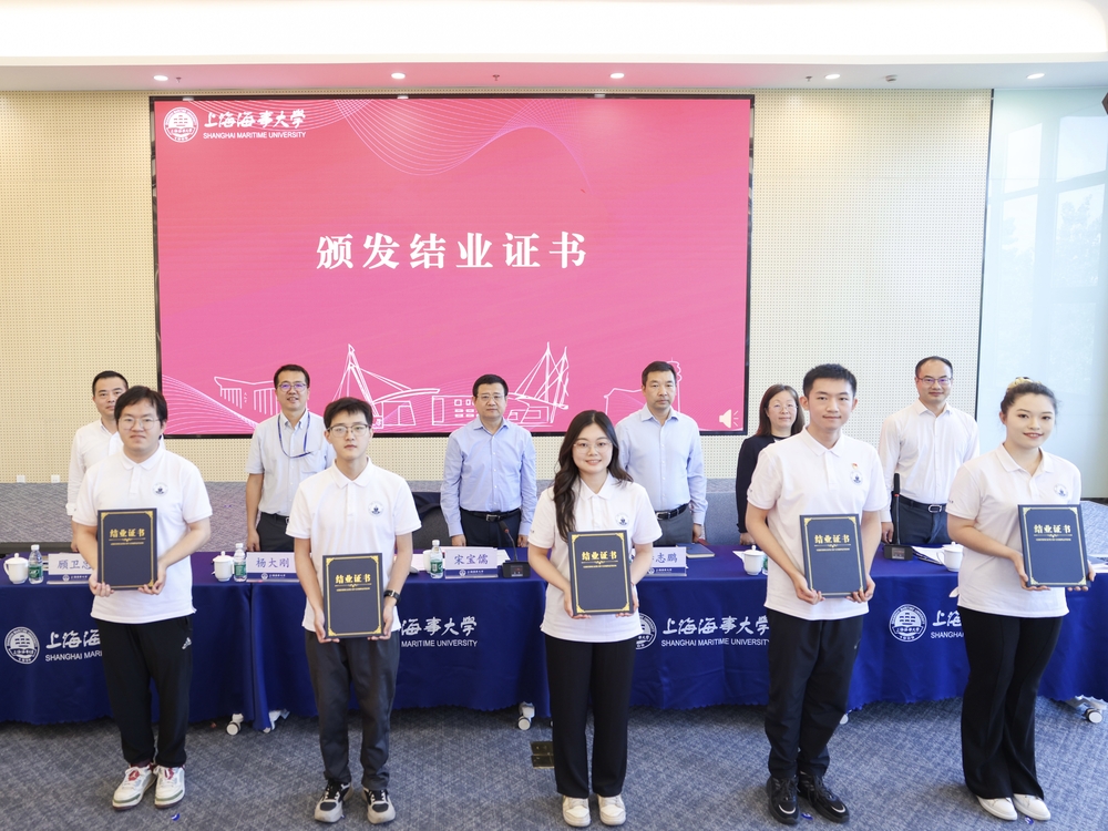 頒發第一期學員代表結業證書